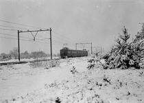 167427 Afbeelding van een electrisch treinstel mat. 1946 van de N.S. in een winters landschap, vermoedelijk op de ...